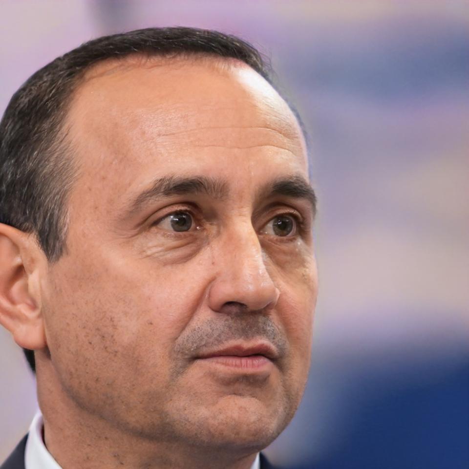 Portrait of Tavian Ó Treasaigh, financial analyst instructor specialising in private equity modelling